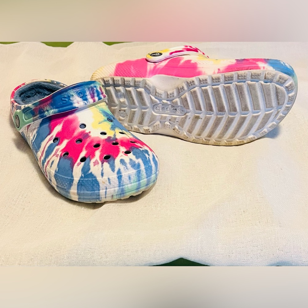 Tie Dye Lined CROCS; Women’s 8, Men’s 6 - Picture 3 of 4